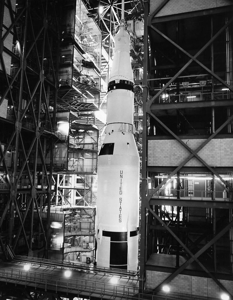 Illustration for article titled Amazing photos from NASA's vaults show how they assembled Apollo 11